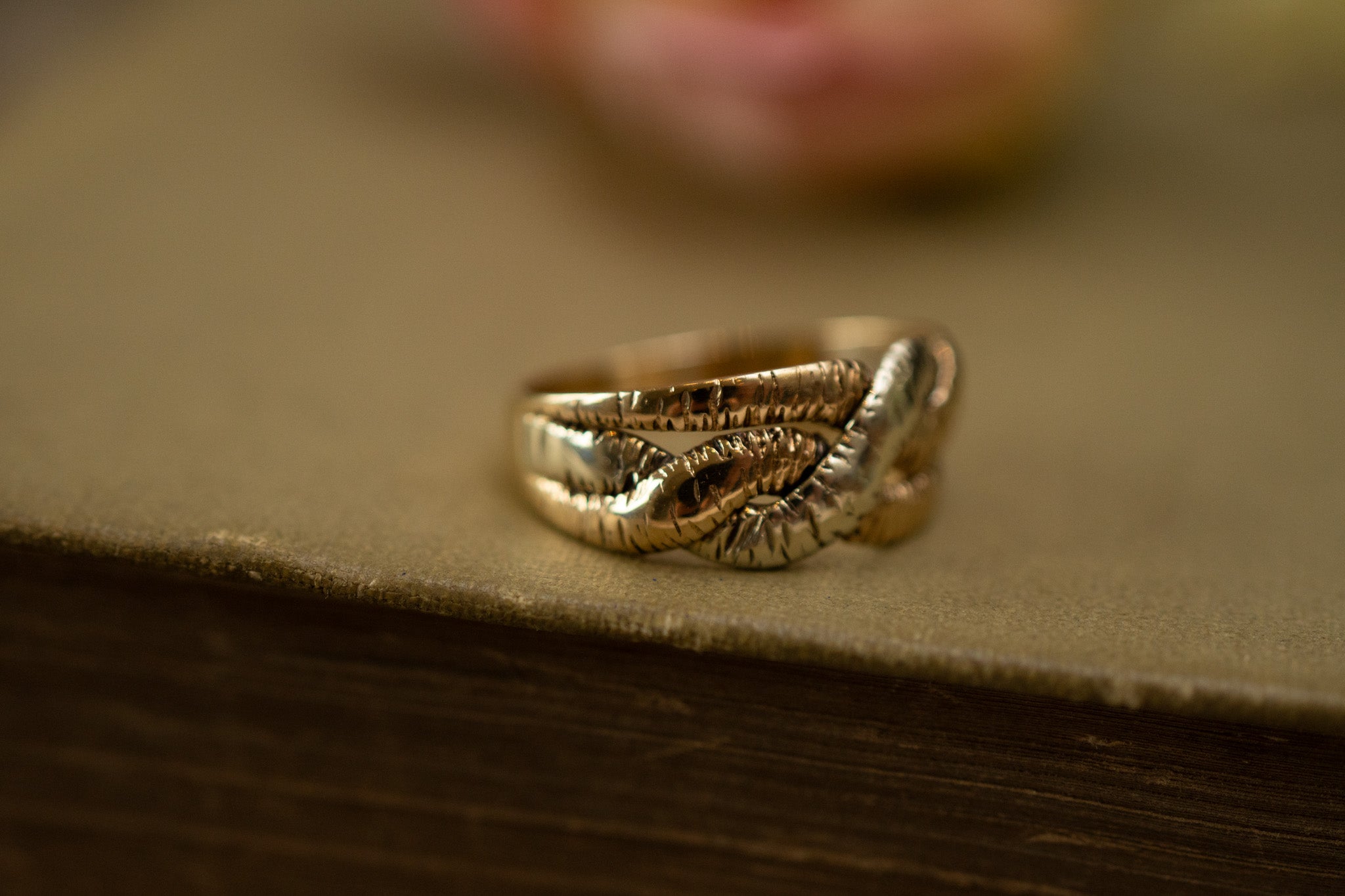 Vintage 9ct Yellow and White Gold Ribbed Crossover Ring, London Pre 1974