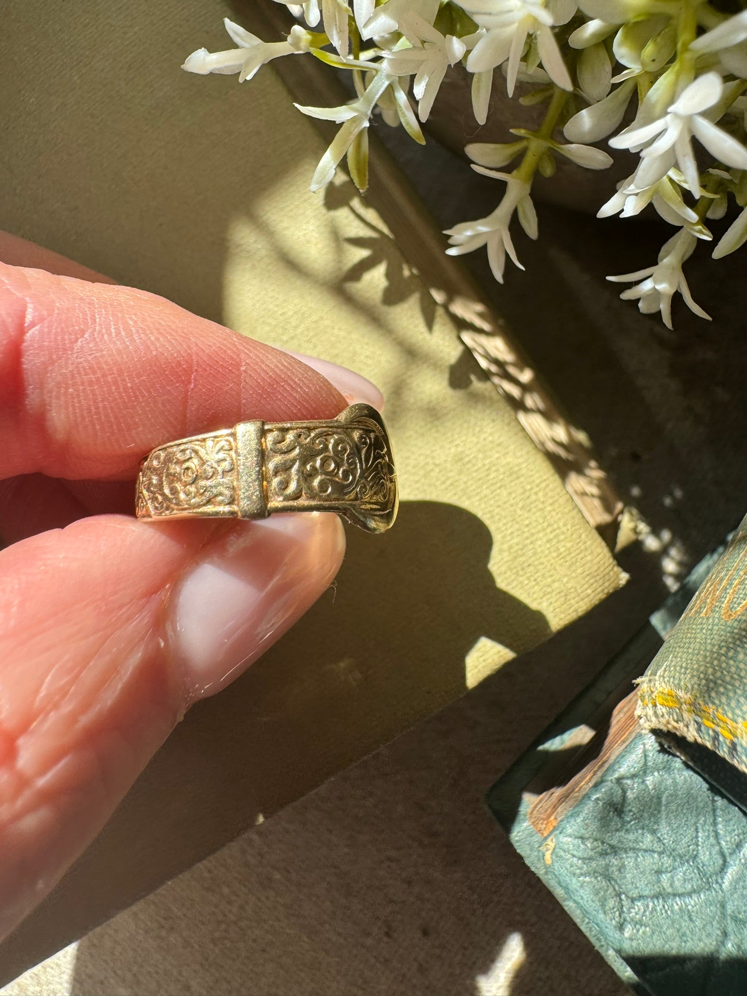 Vintage 9ct gold Buckle Ring