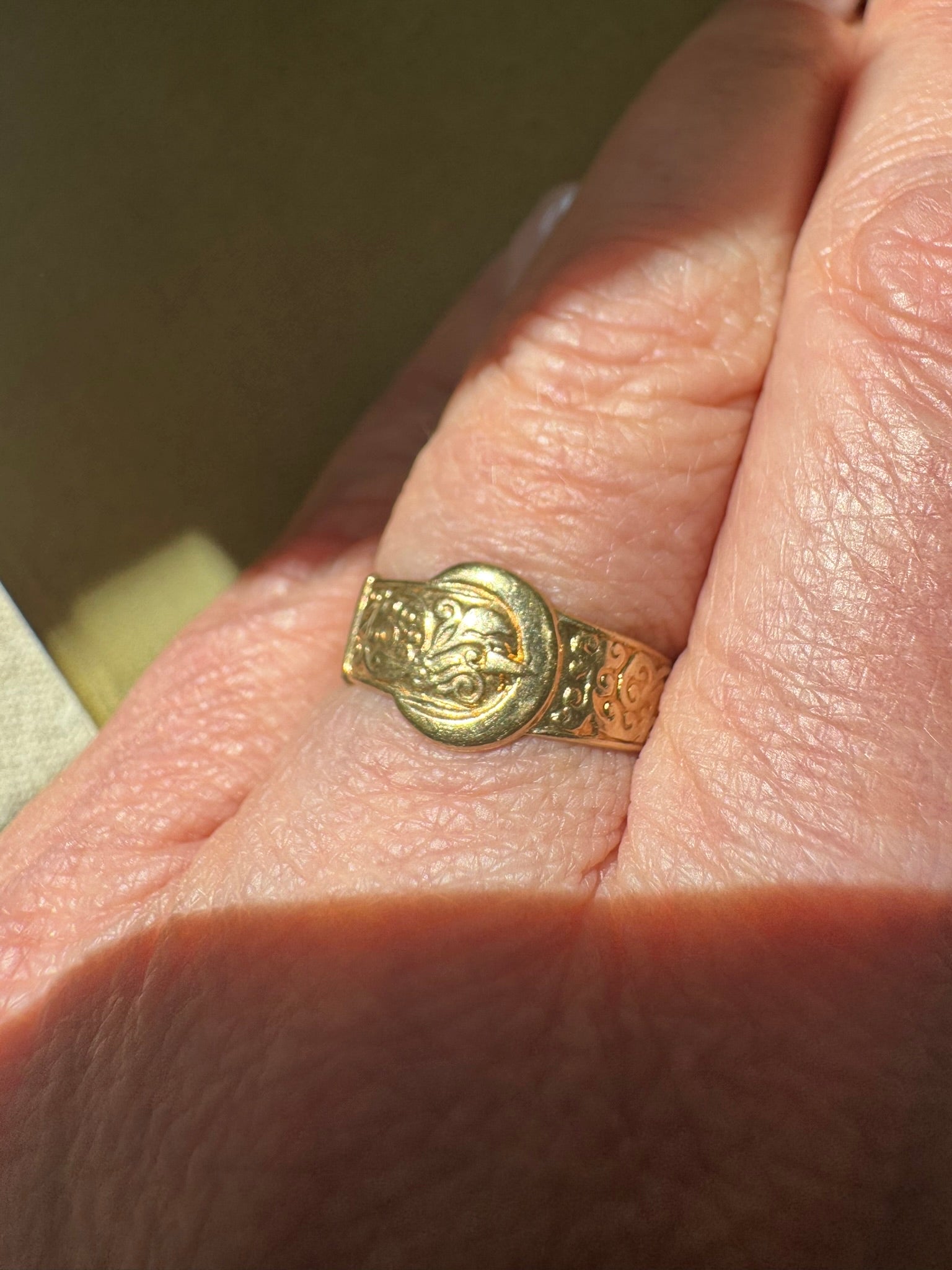 Vintage 9ct gold Buckle Ring