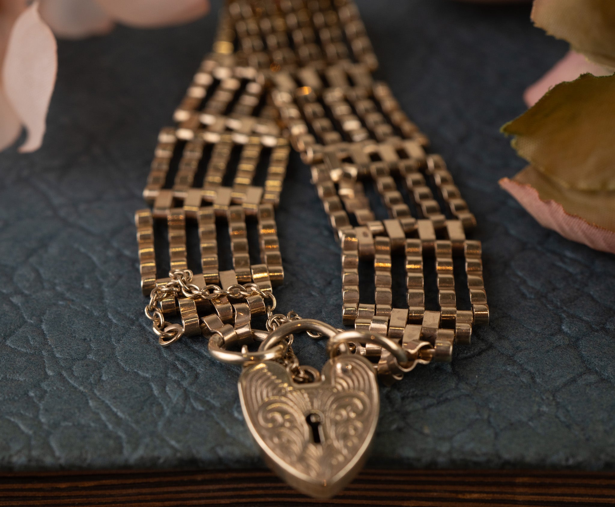 VINTAGE 9CT GOLD GATE BRACELET - HEART PADLOCK image 2