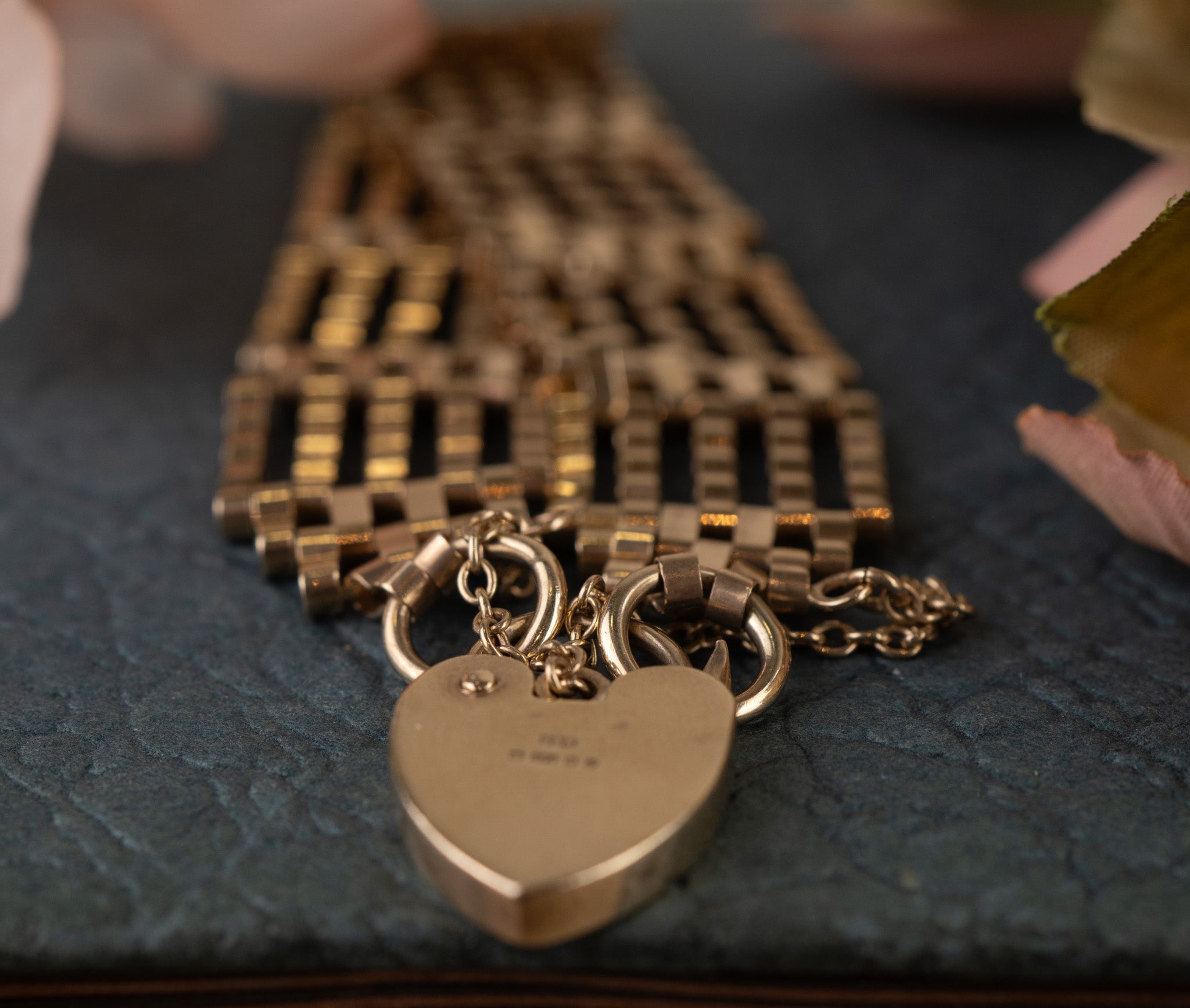 VINTAGE 9CT GOLD GATE BRACELET - HEART PADLOCK image 4
