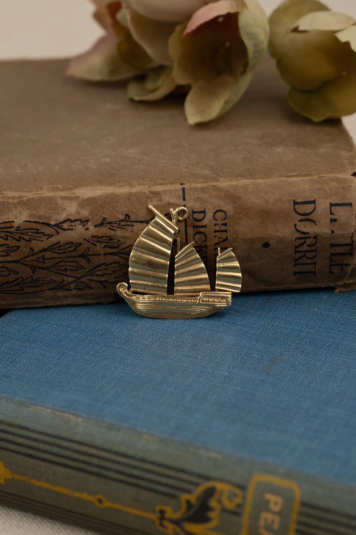 LARGE VINTAGE 9 CT GOLD CHINESE JUNK BOAT CHARM image 0