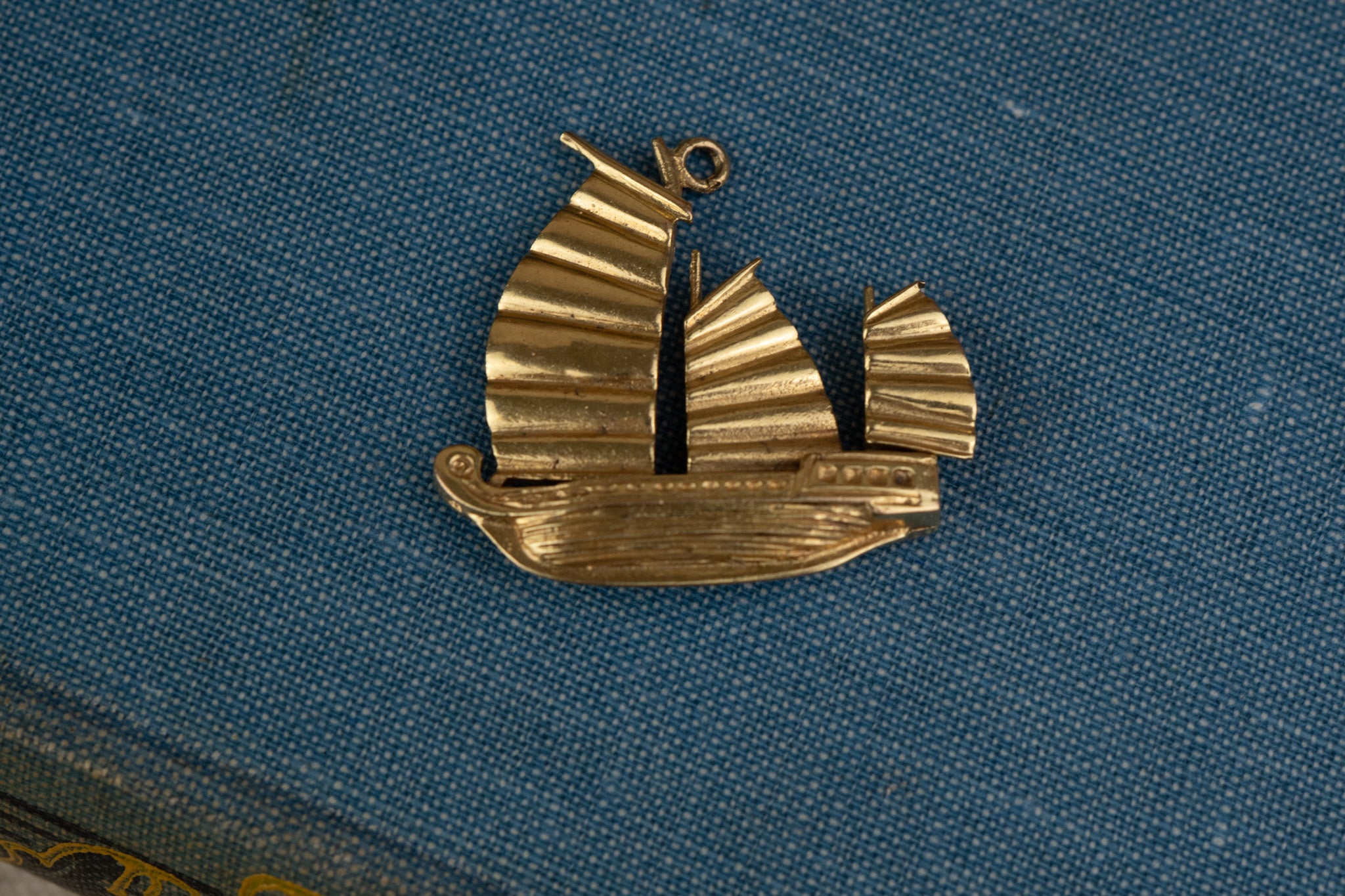 LARGE VINTAGE 9 CT GOLD CHINESE JUNK BOAT CHARM image 3