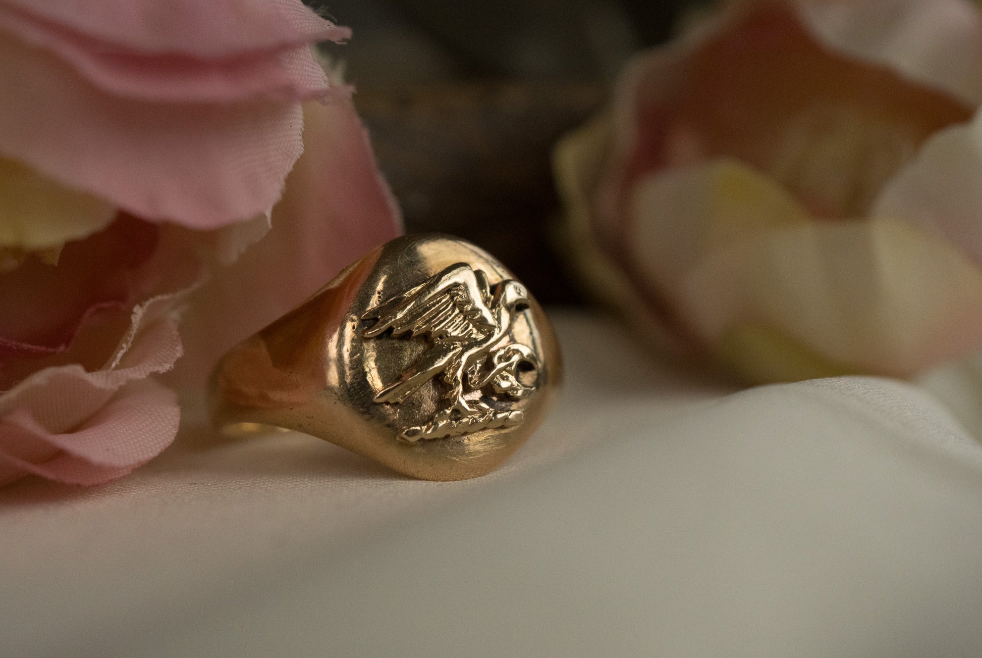 ANTIQUE 9CT GOLD SIGNET RING - MINOKAWA BIRD image 0